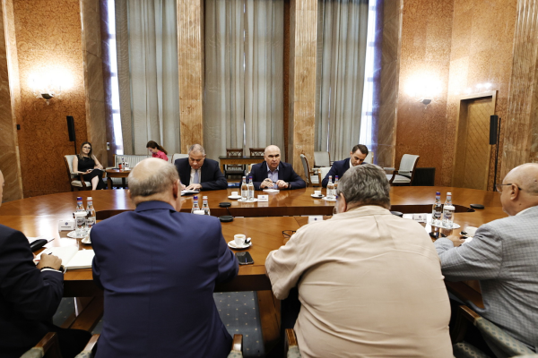 Concluziile întâlnirii premierului Bolojan cu patronatele și sindicatele. „Măsurile sunt focalizate doar pe lucrători și pensionari” / „Până în toamnă puterea de cumpărare va scădea cu până la 40%”