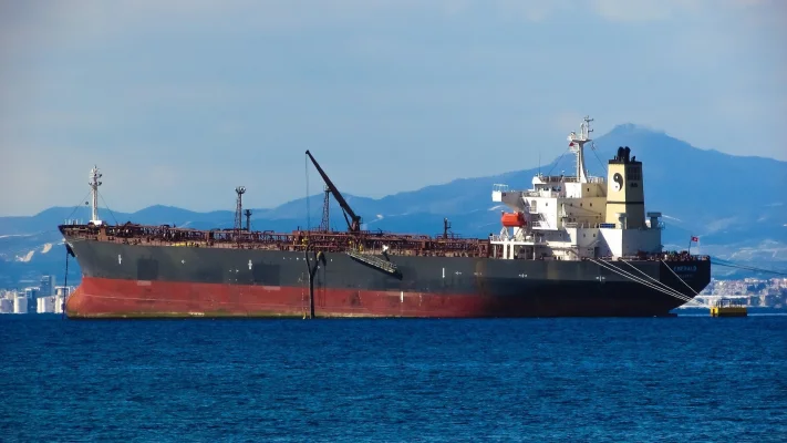 Grecia şi Marea Britanie le-au recomandat propriilor flote comerciale să evite Marea Roşie după atacurile Israelului asupra Iranului de vineri