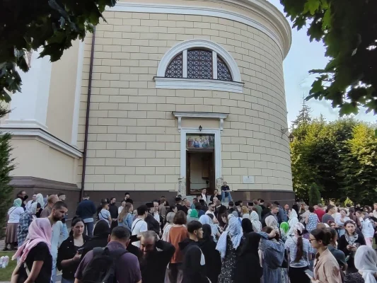 Conflict între reprezentanții celor două biserici ortodoxe din Ucraina la Catedrala Mitropolitană ‘Pogorârea Sfântului Duh’ din Cernăuți