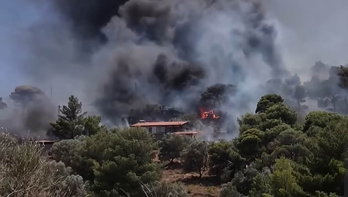 Grecia luptă împotriva incendiului din Evia şi comunică unele progrese în Creta. Două sate au fost evacuate