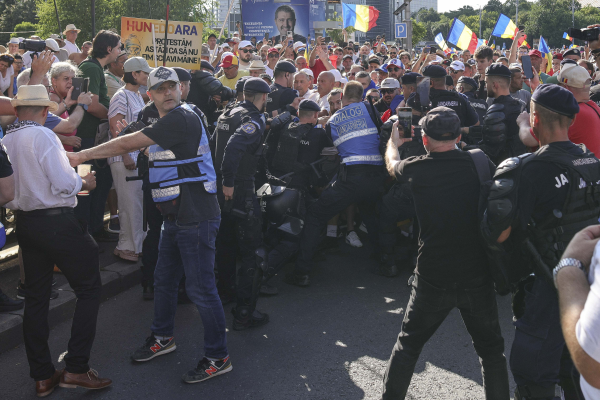Amenzi uriașe și dosare penale după protestul violent din fața Guvernului. Patru persoane au fost reținute
