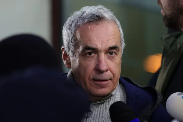 Călin Georgescu, în instanţă după ce a contestat prelungirea controlului judiciar: „Trăiesc evidenţa unui abuz, pe care nu l-aş fi crezut posibil după căderea comunismului. Este o hărţuire politică, făţişă, incompatibilă cu legea şi cu bunul simţ”