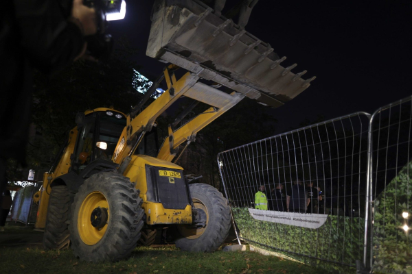 Primăria Sectorului 1 al Capitalei a început demolarea construcţiilor ilegale de pe domeniul public / Prima intervenţie, pe o stradă din cartierul Aviaţiei, unde un chioşc amplasat ilegal a fost dărâmat
