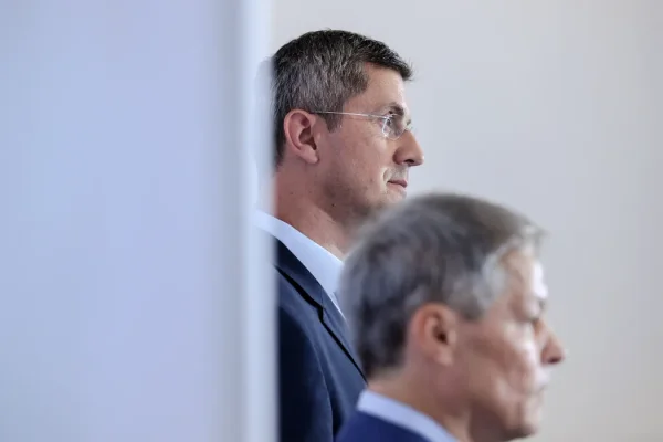 Cine votează USR, alege să dea votul unor moștenitori ai securității. Istoric: ”Sunt vrăjiți, dar ce se va petrece când cortina o să cadă?”