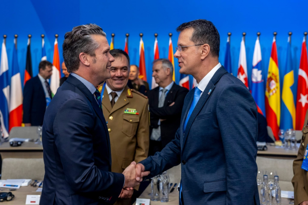 Ionuț Moșteanu, discuție crucială cu Pete Hegseth la Summitul NATO: Ministrul Apărării l-a invitat în România pe șeful Pentagonului
