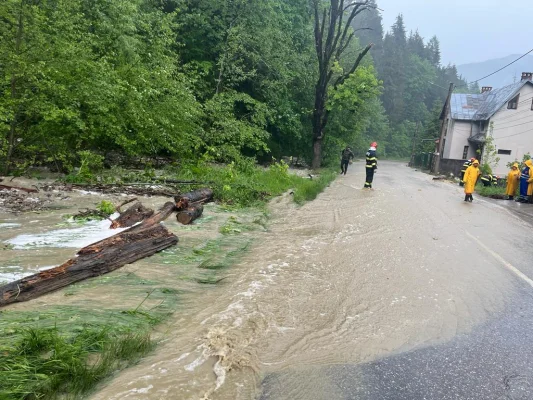 METEO Hidrologii au extins Codul roşu de inundaţii pentru judeţe din Transilvania, Moldova şi Muntenia / De asemenea, au fost actualizate şi codurile galben şi portocaliu/ Viituri, creşteri de debite şi niveluri pe unele râuri, depăşiri ale cotelor de apărare