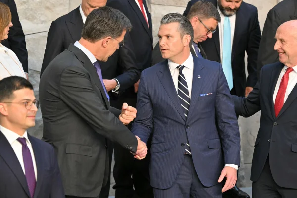 Hegseth și Rutte, întrevedere la Bruxelles. SUA insistă ca țările NATO să aloce 5% pentru apărare