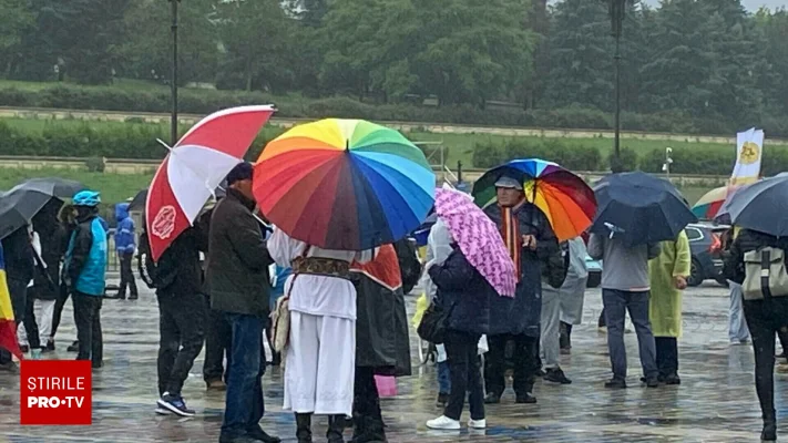 Câți oameni au fost la protestele cerute de George Simion. Un participant a avut o umbrelă în culori ca ale comunității LGBT