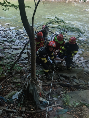 Un bărbat şi o femeie au fost salvaţi de pompieri dintr-o prăpastie, pe Defileul Jiului