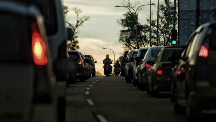 Motocicliștii și scuteriștii vor avea prioritate în trafic și benzi speciale pe șosele. Ce prevede proiectul de lege depus de USR