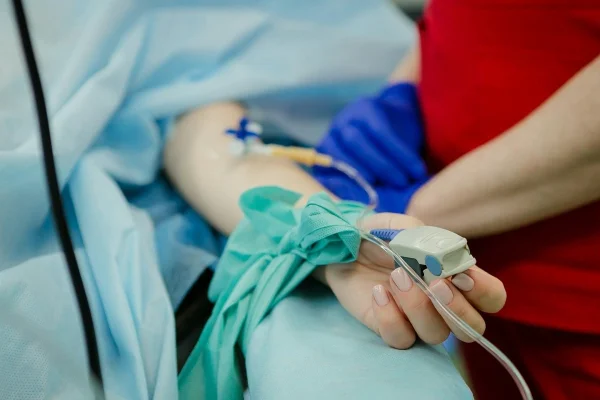 Agenţia Naţională a Medicamentului: Există stocuri suficiente de ser fiziologic în piață / Spitalele care au avut probleme în aprovizionare nu au încheiat contracte anuale prin licitație, ci au preferat achizițiile directe