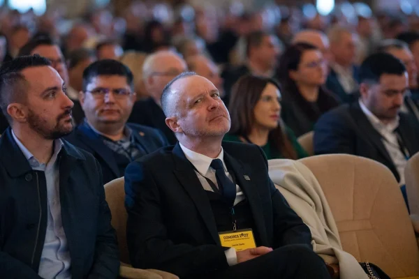 Europa Liberă: 12 senatori iau bani de chirie de la stat, deşi au proprietăţi în Bucureşti sau în Ilfov / Şapte dintre ei sunt din AUR / Printre ei: Sorin Lavric
