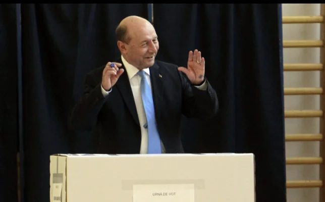 Traian Băsescu a votat schimbarea: „Nu mai putem continua în formula actuală”. Ce a scris pe Facebook cu majuscule înainte de a merge la urne