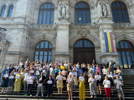 VIDEO Aproape 100 de grefieri protestează marți dimineață pe treptele Curții de Apel București / Spun că sunt ”umiliți” și ”jefuiți” după limitarea sporului pentru condiții de muncă grea și vătămătoare