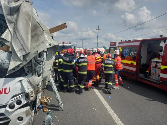 17 persoane, printre care 3 copii, transportate la spital după accidentul de la Lețcani