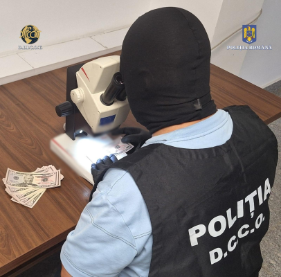 Grupare de falsificatori destructurată de DIICOT. Peste 800 de bancnote false, plasate în case de schimb