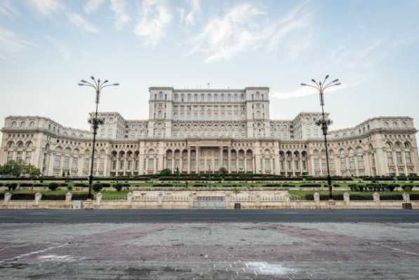 Sindicaliştii din Senatul României reclamă nivelurile „alarmante” de radiaţii electromagnetice şi cer menţinerea sporului pentru condiţii vătămătoare: „Ori plafonaţi radiaţiile, ori daţi jos antenele!” Sănătatea noastră nu este un moft bugetar!”