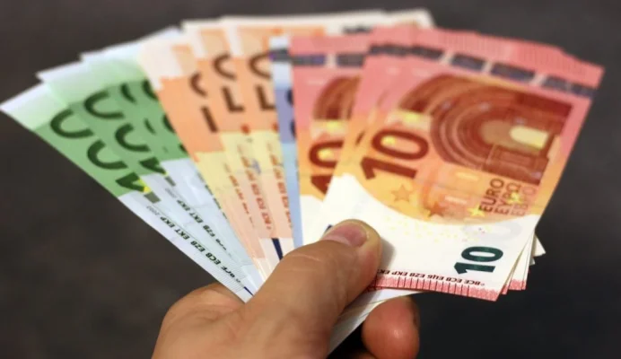Cinci funcţionari bancari, cercetaţi pentru că au sprijinit o grupare să obţină credite de 18 milioane de lei cu acte false / Doi dintre funcţionari au fost reţinuţi