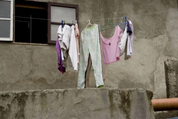 Amenzi uriașe într-un oraș din România pentru uscarea rufelor la vedere
