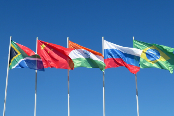 Preşedintele Donald Trump spune că ar putea impune o taxă suplimentară ţărilor care se alinază cu BRICS, condus de Rusia și China