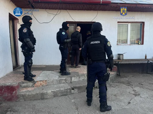 Zeci de percheziţii în Vrancea, într-un dosar de camătă şi şantaj / Presupuşii cămătari, acuzaţi că dădeau bani cu împrumut şi cereau dobânzi de până la 50%, ameninţând victimele cu violenţa
