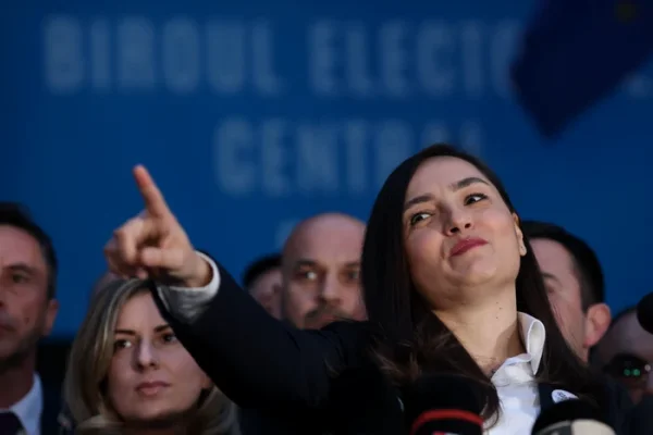 Gavrilă, pe aceeași lungime de undă cu Șoșoacă. Laudă exclusera din SOS a unor parlamentari: „Li se promit funcții și privilegii”