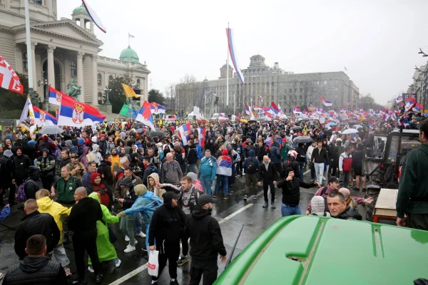 Mii de demonstranţi cer la Belgrad organizarea de alegeri anticipate