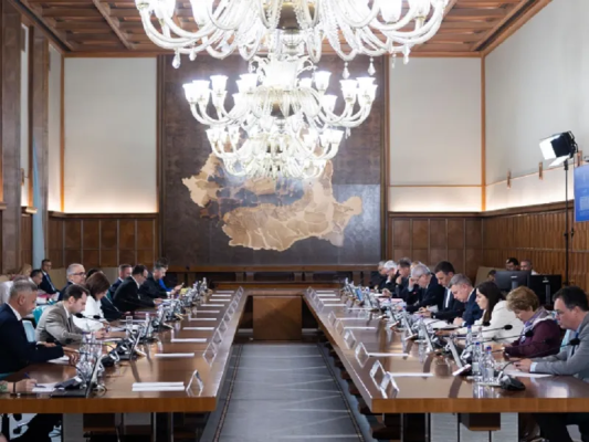 Cum se împart ministerele în guvernul Bolojan? Varianta de lucru a viitorului Executiv