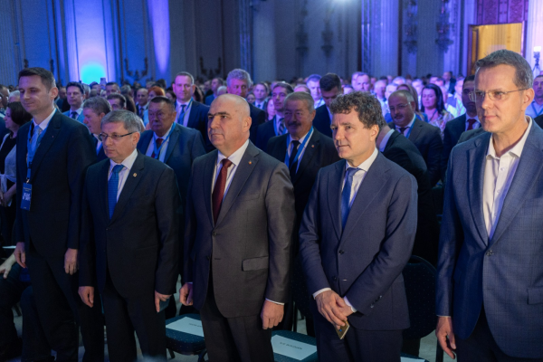 🚨 Liberalii îl votează pe Ilie Bolojan pentru funcția de PREȘEDINTE / NICUȘOR DAN, la Congresul PNL: E un partid care m-a invitat și am venit