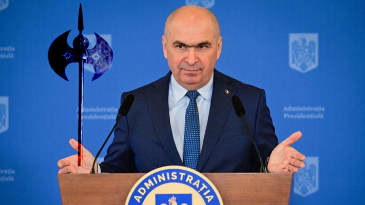 Ilie Bolojan face reforme cu securea, nu cu penseta. Concediază 30% dintre bugetarii din subordinea cancelariei premierului. Sindicaliștii sunt turbați: „Practici specifice regimurilor totalitare, o formă mascată de represiune”