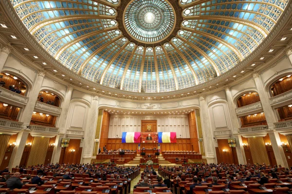 Deputații au votat proiectul care prevede SCĂDEREA PENSIILOR speciale ale magistraților și creșterea vârstei de pensionare a acestora