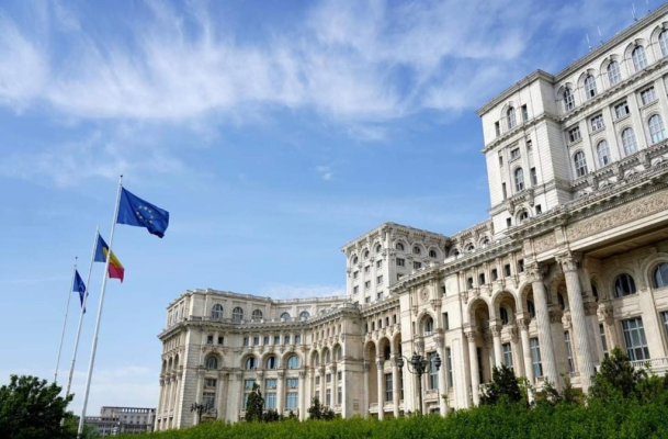 Sindicaliştii din Senat cer demontarea antenelor de pe Palatul Parlamentului: „Ori plafonaţi radiaţiile, ori daţi jos antenele!”