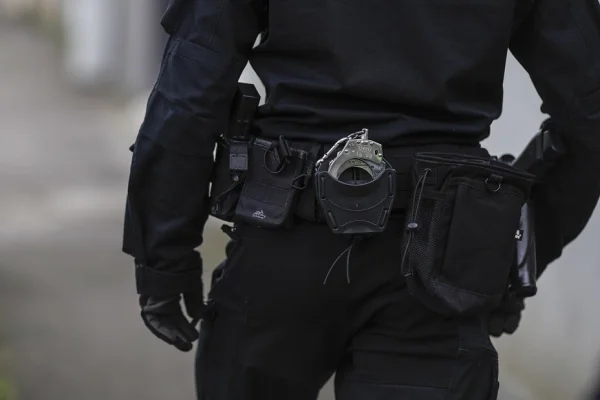 12 persoane din Bacău, Neamţ şi Zurich au fost reținute într-un dosar de trafic de minori, proxenetism și spălarea banilor