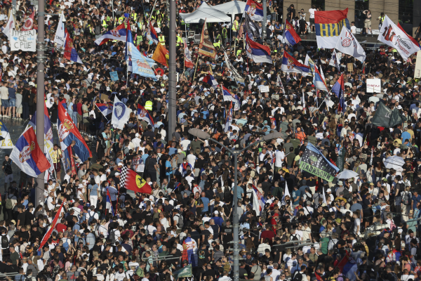 Proteste în Serbia: Circa 140.000 de oameni au ieșit în stradă pentru a cere organizarea de alegeri anticipate
