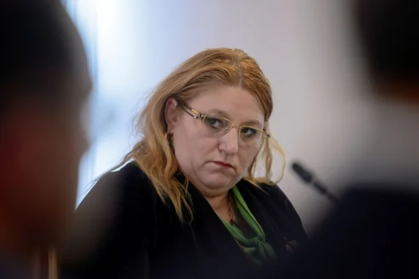 Patru deputați aleși pe listele partidului Dianei Șoșoacă vor trece la PSD. Plecările din SOS continuă