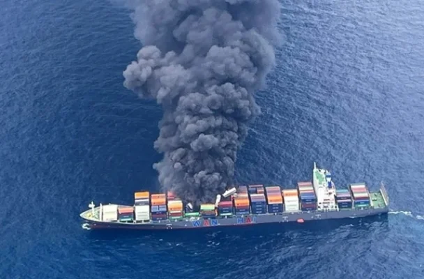 Un portcontainer sub pavilionul Singapore, MV Wan Hai 503, ia foc în largul Indiei. 18 dintre cei 22 de membri ai echipajului, evaluaţi