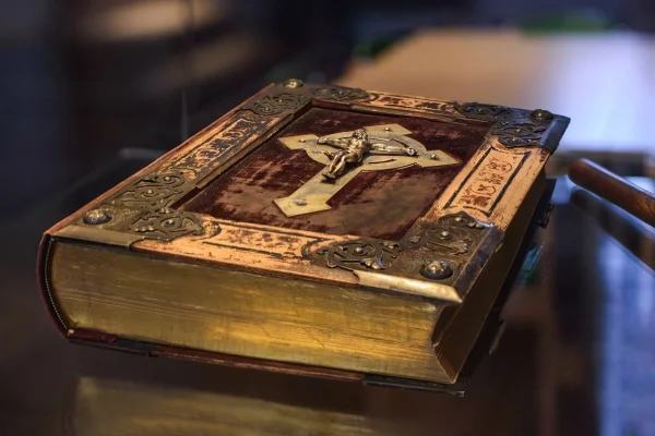 O Biblie în limba galeză, tipărită în 1588, expusă în premieră în Ţara Galilor