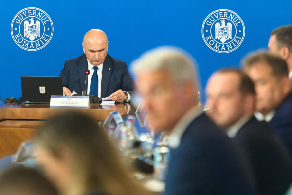 România e în recesiune, dar nimeni nu are curajul să semneze pe realitatea asta