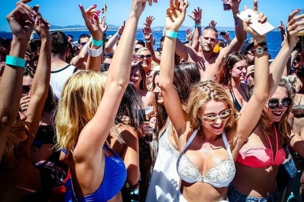 Serviciul de ambulanţă din Ibiza e aproape de colaps / Serviciul e asaltat de apelurile petrecăreţilor care invocă probleme legate de droguri