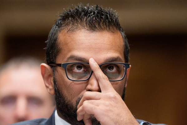 Kash Patel neagă zvonurile că ar demisiona de la FBI din cauza deciziei DoJ privind dosarele Epstein