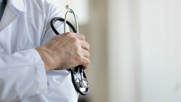 Patru medici de familie din județul Dolj au fost reţinuţi pentru 24 de ore după ce au decontat la nivelul CAS 14500 de ore de gardă, de peste 955.000 de lei, fără a presta serviciile respective