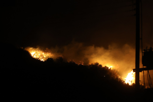 Incendii de vegetație puternice în mai multe regiuni din Grecia. Turiștii și rezidenții din Creta, evacuați