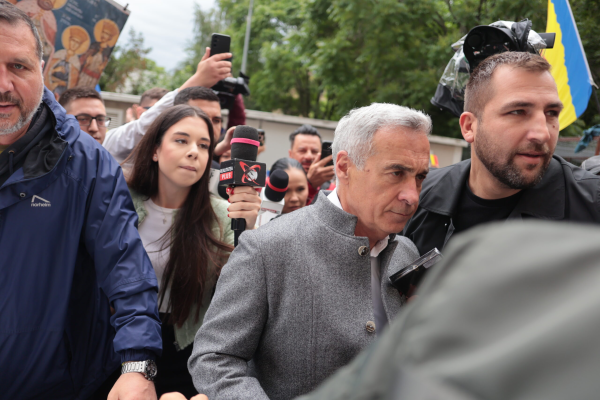 Simpatizanții lui Călin Georgescu îl așteaptă să apară la proces în fața Judecătoriei Sectorului 1