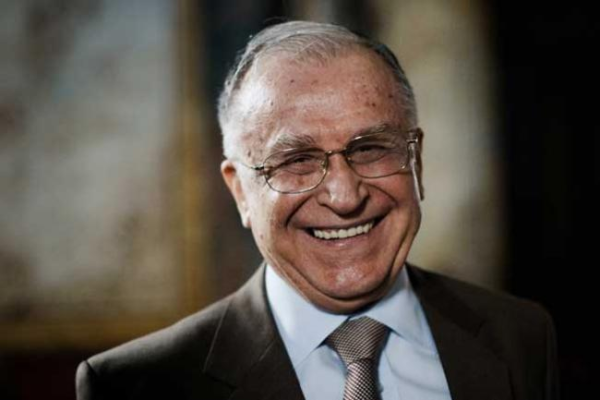 Iliescu si-a revenit: „Pacientul este constient, stabil cardiac, cu asistare minima respiratorie si necesar de oxigen”
