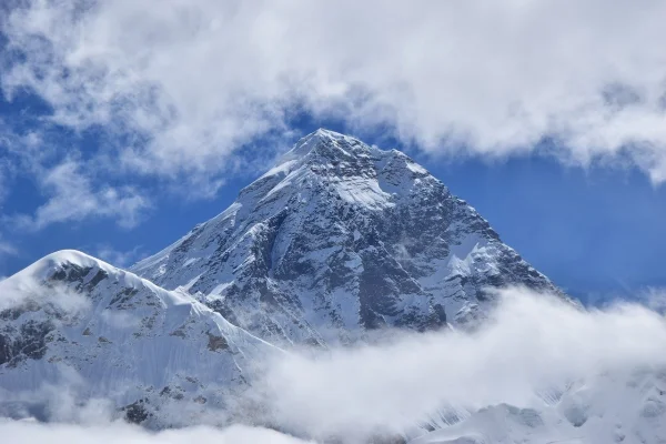 Un alpinist britanic escaladează Everestul pentru a 19-a oară, un record pentru un non-nepalez