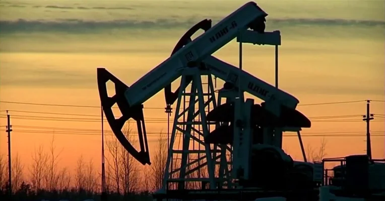 Tensiunile dintre Iran și Israel duc la creșterea prețului petrolului, în ciuda producției stabile