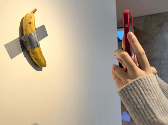 Banana lui Maurizio Cattelan, evaluată la milioane de dolari, mâncată din nou. Centrul Pompidou: Este probabil cea mai „mâncată” operă de artă din ultimii 30 de ani