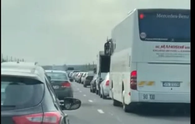 Trafic intens pe A1, Bucureşti – Piteşti, la intrarea în capitală şi pe A2, pe sensul de mers Constanţa – Bucureşti, la finalul minivacanţei de Rusalii / Coloane de autovehicule între Predeal şi Buşteni, precum şi în Comarnic