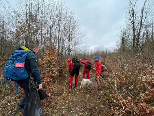 Doi ucraineni rătăciţi de trei zile în zona montană din Maramureş au cerut ajutor / Nu au provizii, nu se pot orienta şi sunt uzi