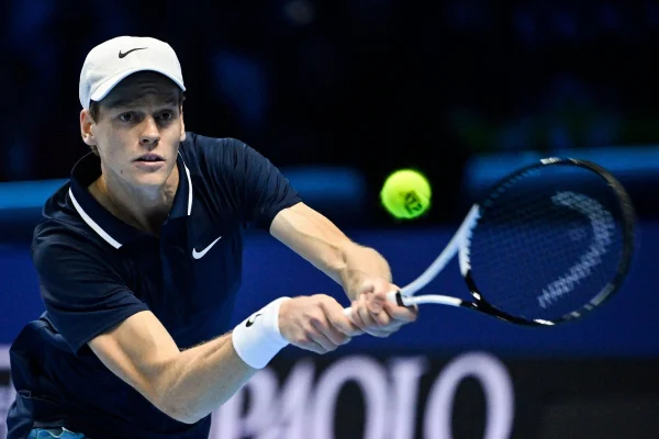 VIDEO Liderul ATP, salvat de accidentarea adversarului: Sinner, în sferturi la Wimbledon, deși era condus cu 2-0 la seturi